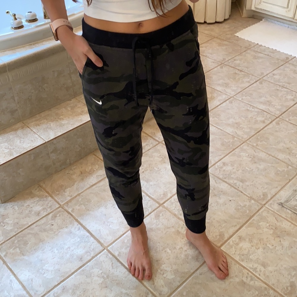 Nike camo joggers small